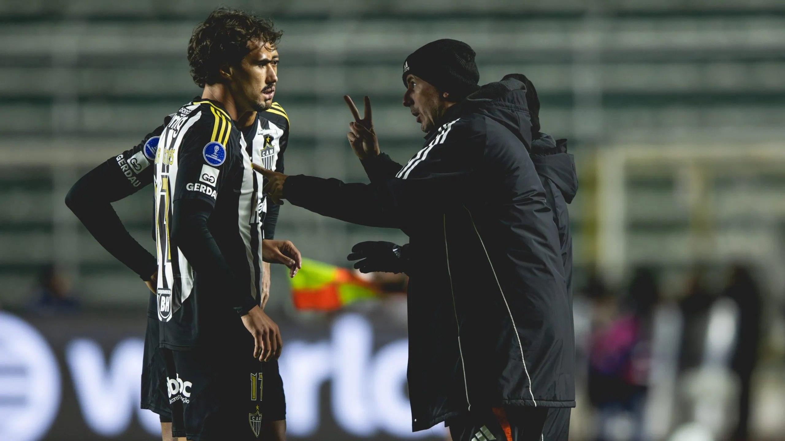 Sampaoli passa instruções para Igor Gomes. Foto: Pedro Souza / Atlético