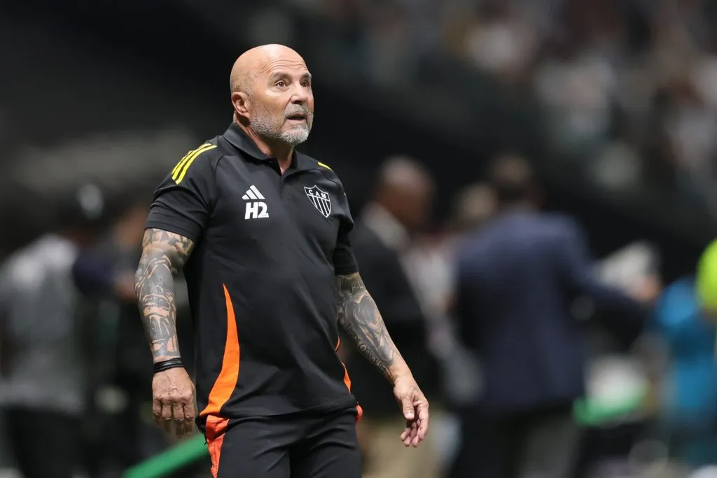 MG – BELO HORIZONTE – 14/09/2025 – BRASILEIRO A 2025, ATLETICO-MG X SANTOS – Jorge Sampaoli tecnico do Atletico-MG lamenta durante partida contra o Santos no estadio Arena MRV pelo campeonato Brasileiro A 2025. Foto: Gilson Lobo/AGIF