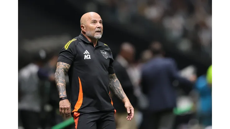 MG - BELO HORIZONTE - 14/09/2025 - BRASILEIRO A 2025, ATLETICO-MG X SANTOS - Jorge Sampaoli tecnico do Atletico-MG lamenta durante partida contra o Santos no estadio Arena MRV pelo campeonato Brasileiro A 2025. Foto: Gilson Lobo/AGIF