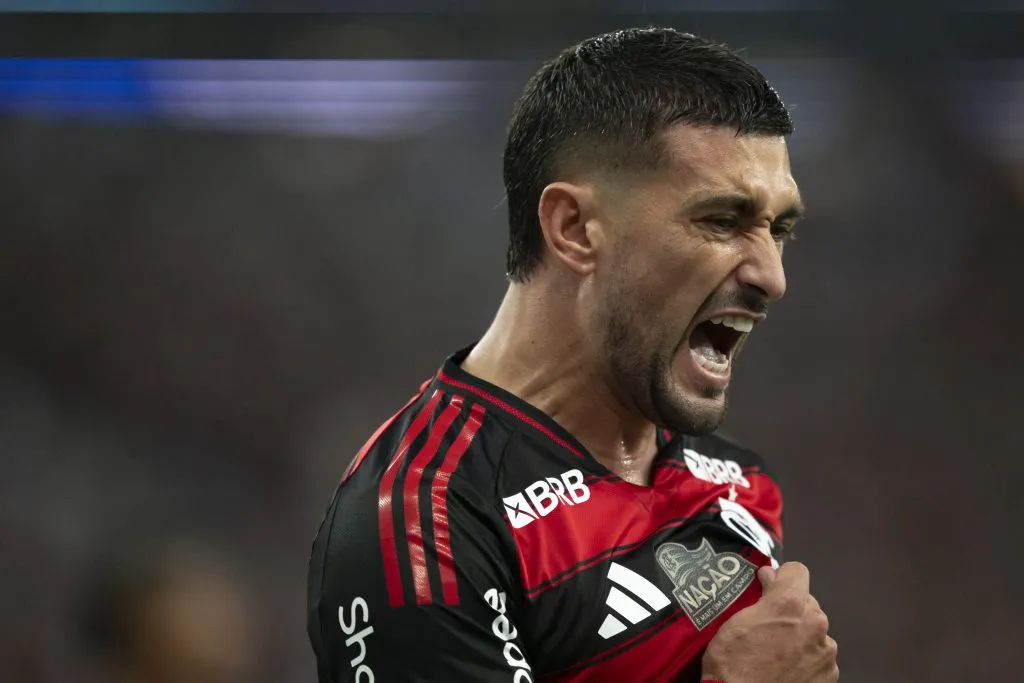 Arrascaeta jogador do Flamengo comemora seu gol durante partida contra o Bahia no estadio Maracana pelo campeonato Brasileiro A 2025. Foto: Jorge Rodrigues/AGIF