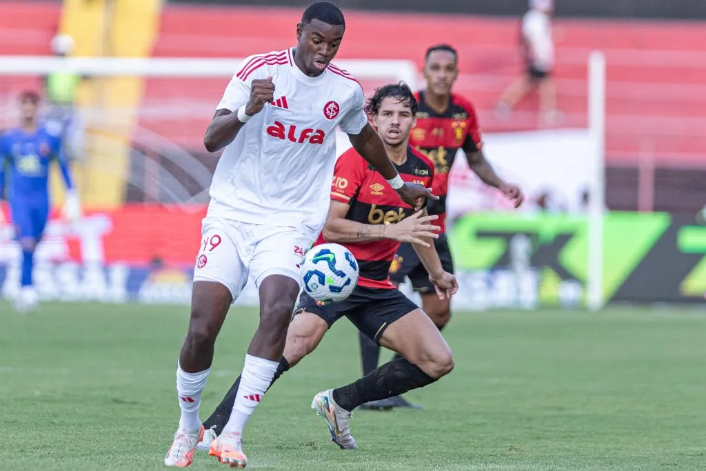 PE – RECIFE – 25/05/2025 – BRASILEIRO A 2025, SPORT X INTERNACIONAL – Ricardo Mathias jogador do Internacional durante partida contra o Sport no estadio Ilha do Retiro pelo campeonato Brasileiro A 2025. Foto: Rafael Vieira/AGIF