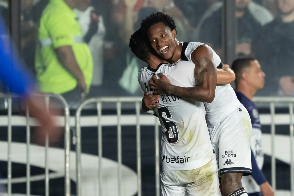 Tchê Tchê jogador do Vasco comemora seu gol com Lucas Piton jogador da sua equipe durante partida contra o CSA no estadio Sao Januário pelo campeonato Copa Do Brasil 2025. Foto: Jorge Rodrigues/AGIF