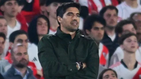 Abel Ferreira comanda o Palmeiras na beira do campo contra o River Plate. Foto: Marcelo Endelli/Getty Images