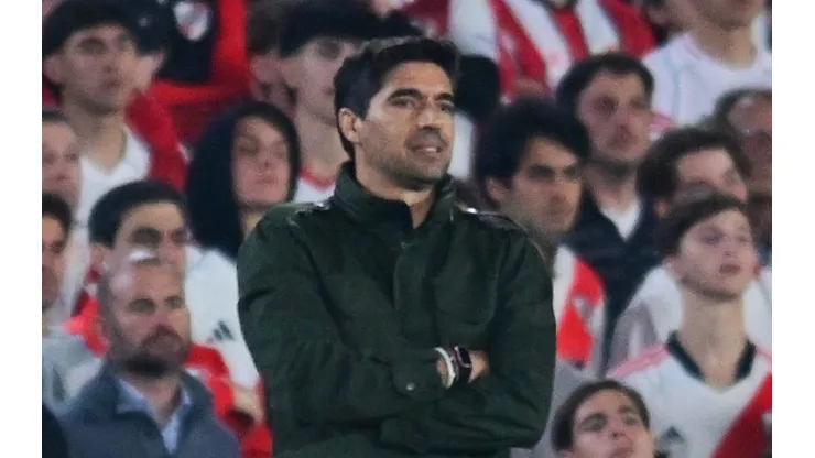 Abel Ferreira comanda o Palmeiras na beira do campo contra o River Plate. Foto: Marcelo Endelli/Getty Images