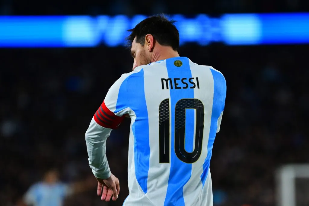 Lionel Messi em partida pela Argentina. (Photo by Marcelo Endelli/Getty Images)