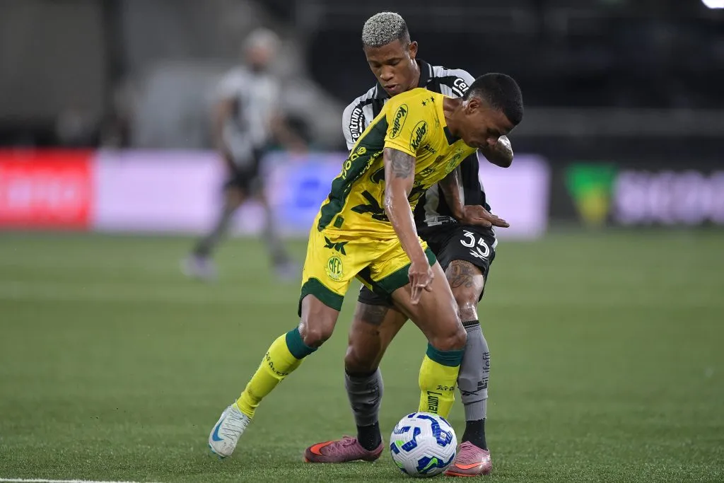 RJ – RIO DE JANEIRO – 17/09/2025 – BRASILEIRO A 2025, BOTAFOGO X MIRASSOL – Danilo jogador do Botafogo durante partida contra o Mirassol no estadio Engenhao pelo campeonato Brasileiro A 2025. Foto: Thiago Ribeiro/AGIF