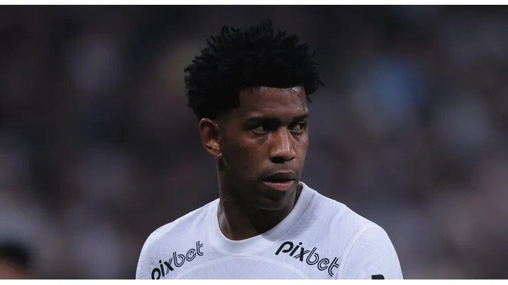 Campeão brasileiro pelo Corinthians, Gil anuncia aposentadoria do futebol