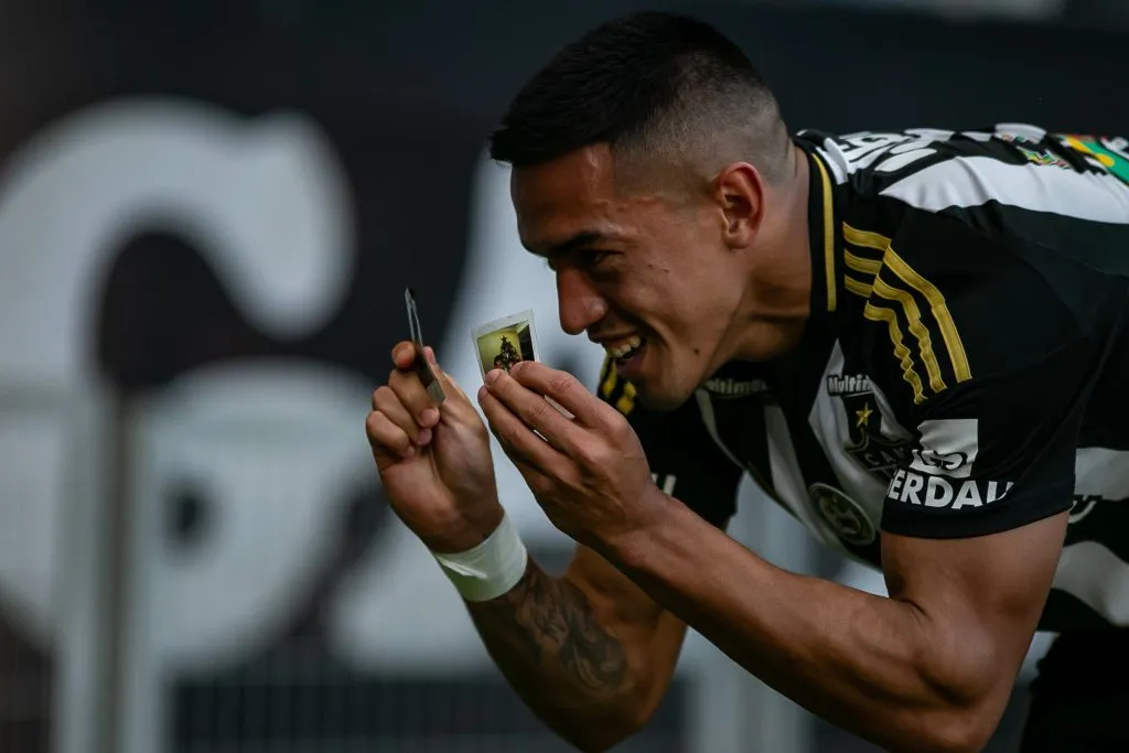 Cuello jogador do Atletico-MG comemora seu gol durante partida contra o Botafogo no estadio Mineirao pelo campeonato Brasileiro A 2025. Foto: Fernando Moreno/AGIF