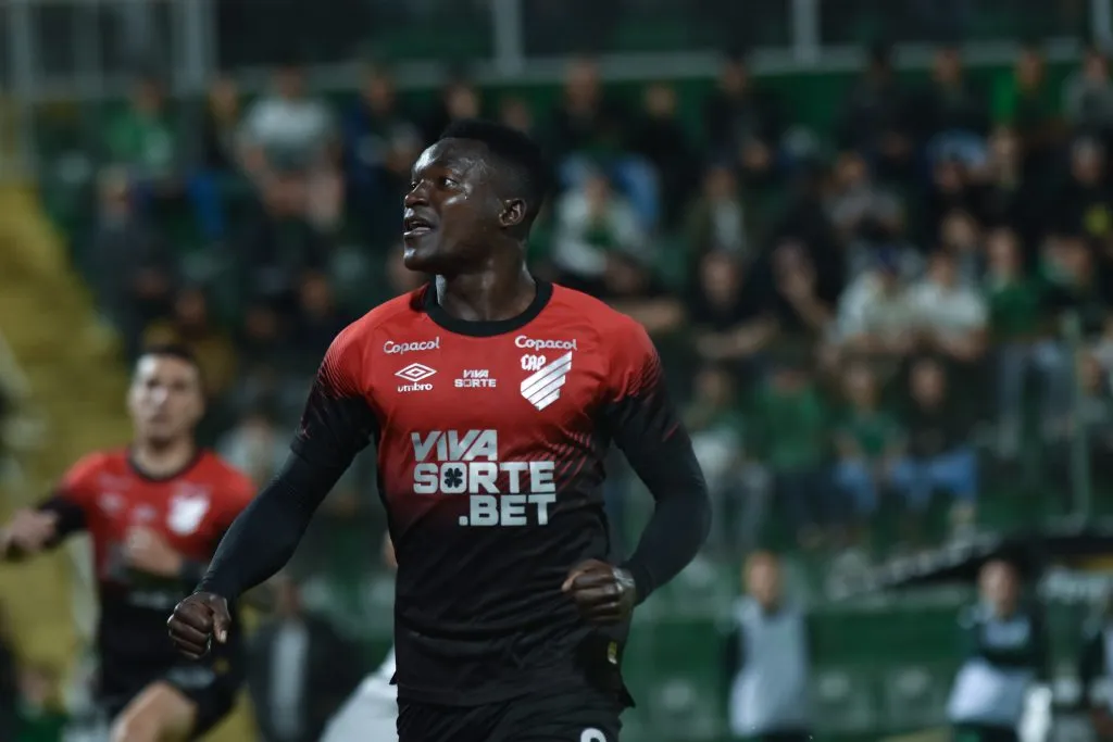 SC – CHAPECO – 16/09/2025 – BRASILEIRO B 2025, CHAPECOENSE X ATHLETICO-PR – Viveros jogador do Athletico-PR comemora gol marcado de penalti em decisao durante partida contra o Chapecoense no estadio Arena Conda pelo campeonato Brasileiro B 2025. Foto: Renato Padilha/AGIF