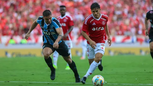 Atletas de Internacional e Grêmio disputam jogada. Foto: Ricardo Duarte/Internacional