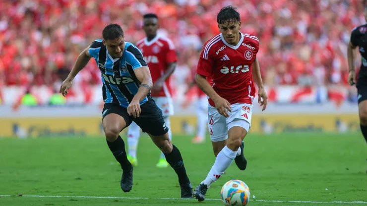 Atletas de Internacional e Grêmio disputam jogada. Foto: Ricardo Duarte/Internacional