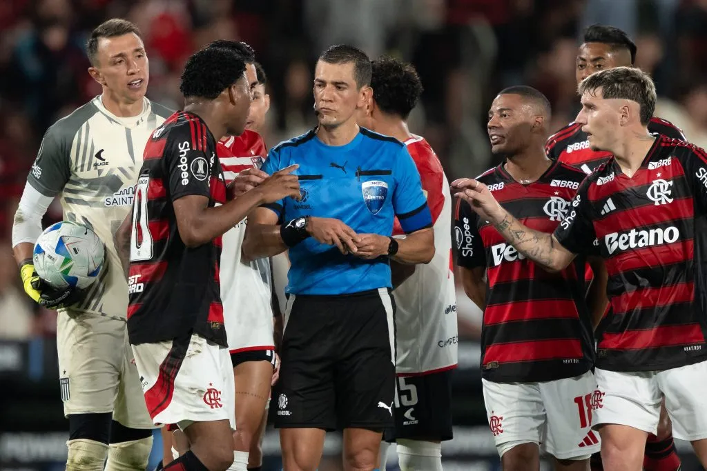 RJ – RIO DE JANEIRO – 18/09/2025 – COPA LIBERTADORES 2025, FLAMENGO X ESTUDIANTES – O arbitro Andres Rojas durante partida entre Flamengo e Estudiantes no estadio Maracana pelo campeonato Copa Libertadores 2025. Foto: Jorge Rodrigues/AGIF