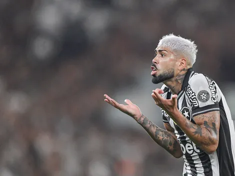 Barboza, do Botafogo, mostra machucado e reclama da arbitragem