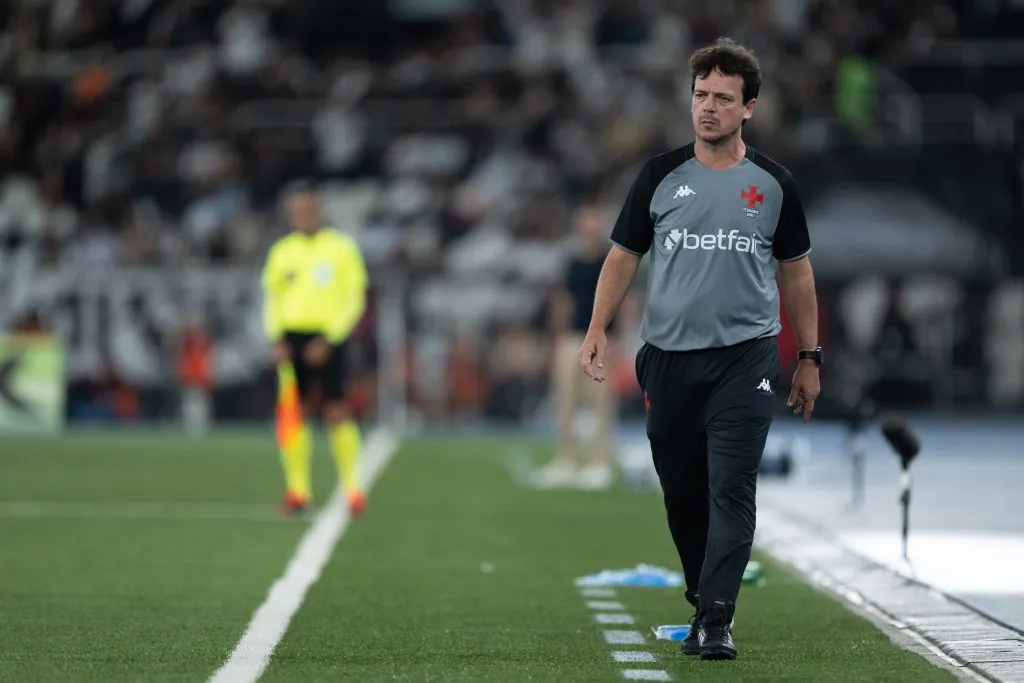 RJ – RIO DE JANEIRO – 11/09/2025 – COPA DO BRASIL 2025, BOTAFOGO X VASCO – Fernando Diniz tecnico do Vasco durante partida contra o Botafogo no estadio Engenhao pelo campeonato Copa Do Brasil 2025. Foto: Jorge Rodrigues/AGIF