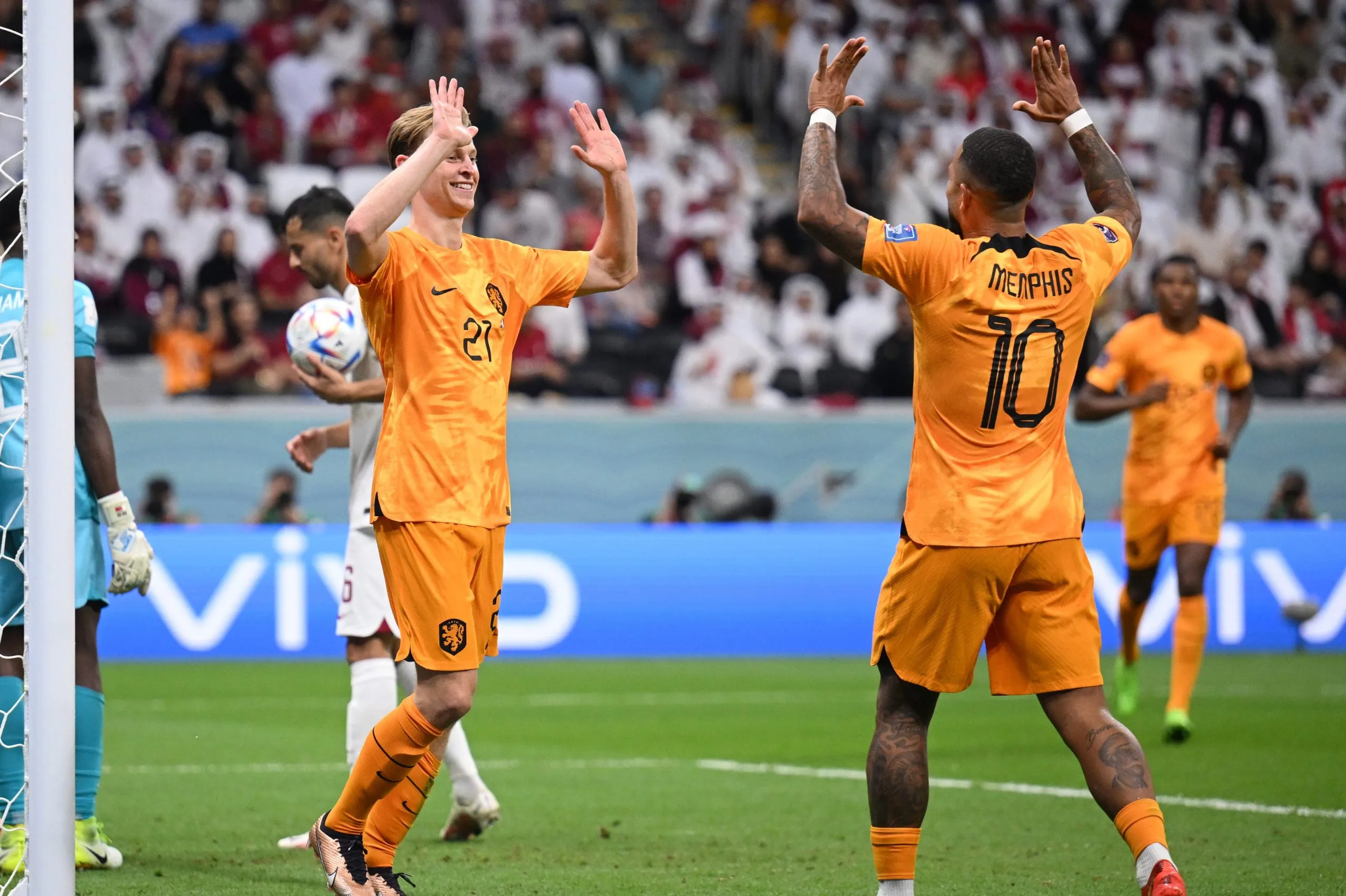 Frenkie De Jong e Memphis Depay comemoram gol da Holanda. (Photo by Matthias Hangst/Getty Images)