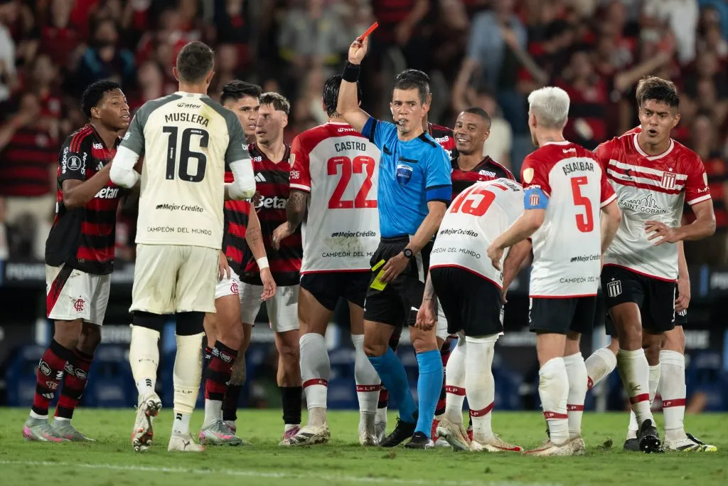 Flamengo contesta Andrés Rojas por expulsão de Gonzalo Plata. Foto: Jorge Rodrigues/AGIF