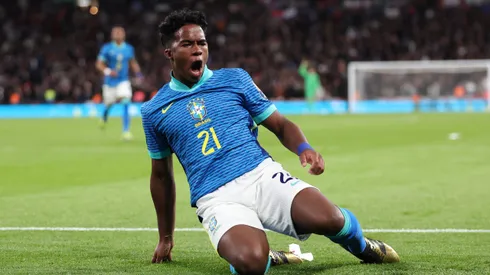 Endrick comemora gol pela Seleção Brasileira. (Foto: Catherine Ivill/Getty Images)