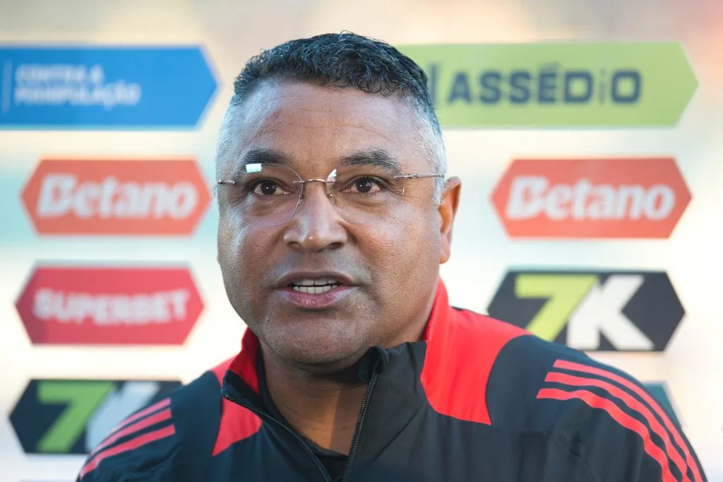 SP – BRAGANCA PAULISTA – 09/08/2025 – BRASILEIRO A 2025, BRAGANTINO X INTERNACIONAL – Roger Machado tecnico do Internacional durante partida contra o Bragantino no estadio Cicero De Souza Marques pelo campeonato Brasileiro A 2025. Foto: Anderson Romao/AGIF
