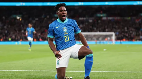 Endrick comemora gol pela Seleção Brasileira. (Foto: Catherine Ivill/Getty Images)
