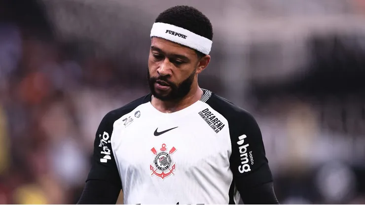 Memphis Depay durante confronto contra o Fortaleza no Campeonato Brasileiro de 2025. Foto: Ettore Chiereguini/AGIF