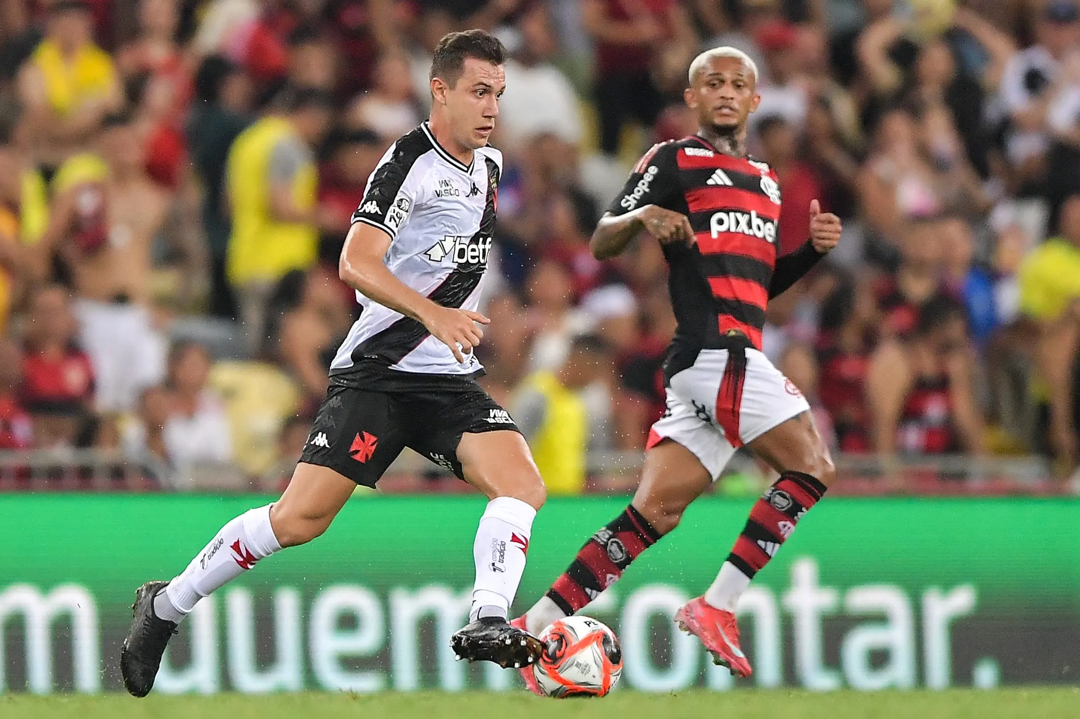Lucas Piton jogador do Vasco durante partida contra o Flamengo no estadio Maracana pelo campeonato Carioca 2025. Foto: Thiago Ribeiro/AGIF