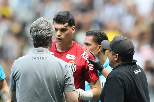 Brazão sendo atendido após choque de cabeça – Foto: Gilson Lobo/AGIF