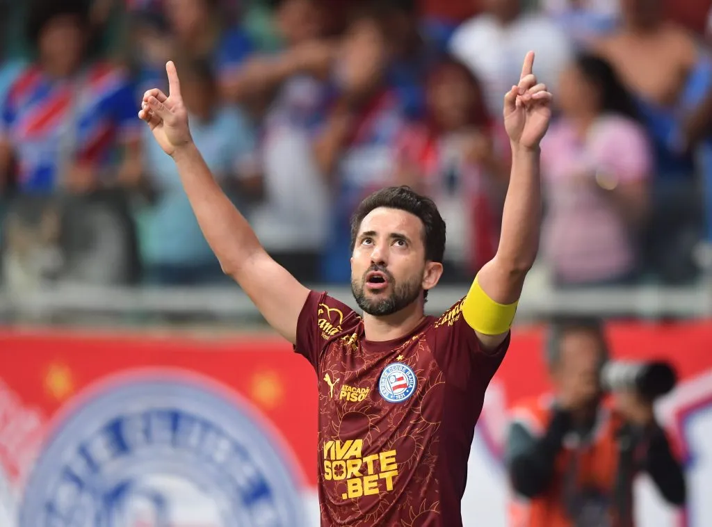 Everton Ribeiro comemorando gol durante partida contra o Ceará na Copa do Nordeste de 2025. Foto: Jhony Pinho/AGIF
