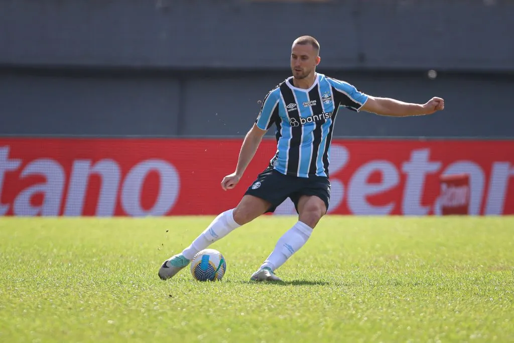 Rodrigo Ely se machucou em partida com o Flamengo Foto: Maxi Franzoi/AGIF