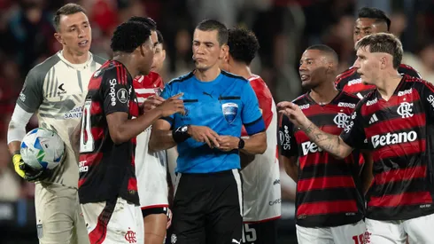 RJ – RIO DE JANEIRO – 18/09/2025 – COPA LIBERTADORES 2025, FLAMENGO X ESTUDIANTES – O arbitro Andres Rojas durante partida entre Flamengo e Estudiantes no estadio Maracana pelo campeonato Copa Libertadores 2025. Foto: Jorge Rodrigues/AGIF