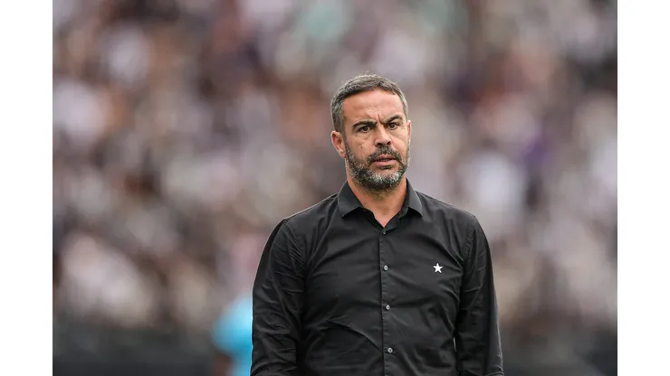 RJ - RIO DE JANEIRO - 08/12/2024 - BRASILEIRO A 2024, BOTAFOGO X SAO PAULO - Artur Jorge tecnico do Botafogo durante partida contra o Sao Paulo no estadio Engenhao pelo campeonato Brasileiro A 2024. Foto: Thiago Ribeiro/AGIF