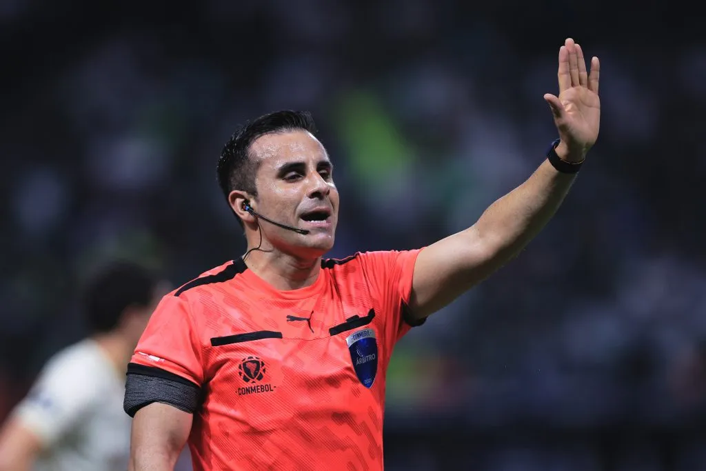 Piero Maza apita Estudiantes x Flamengo pelas quartas da Libertadores 2025. Foto: Ettore Chiereguini/AGIF