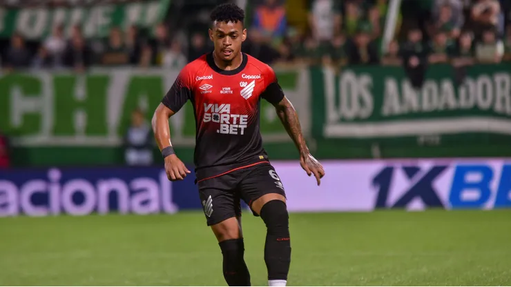 SC - CHAPECO - 16/09/2025 - BRASILEIRO B 2025, CHAPECOENSE X ATHLETICO-PR - Leo Derik jogador do Athletico-PR durante partida contra o Chapecoense no estadio Arena Conda pelo campeonato Brasileiro B 2025. Foto: Renato Padilha/AGIF