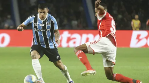 PR – CURITIBA – 22/06/2024 – BRASILEIRO A 2024, GREMIO X INTERNACIONAL – Pavon jogador do Gremio disputa lance com Fernando jogador do Internacional durante partida no estadio Couto Pereira pelo campeonato Brasileiro A 2024. Foto: Gabriel Machado/AGIF