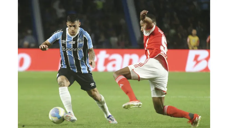 PR - CURITIBA - 22/06/2024 - BRASILEIRO A 2024, GREMIO X INTERNACIONAL - Pavon jogador do Gremio disputa lance com Fernando jogador do Internacional durante partida no estadio Couto Pereira pelo campeonato Brasileiro A 2024. Foto: Gabriel Machado/AGIF