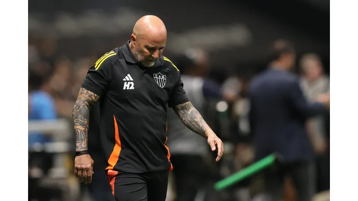 MG - BELO HORIZONTE - 14/09/2025 - BRASILEIRO A 2025, ATLETICO-MG X SANTOS - Jorge Sampaoli tecnico do Atletico-MG lamenta durante partida contra o Santos no estadio Arena MRV pelo campeonato Brasileiro A 2025. Foto: Gilson Lobo/AGIF