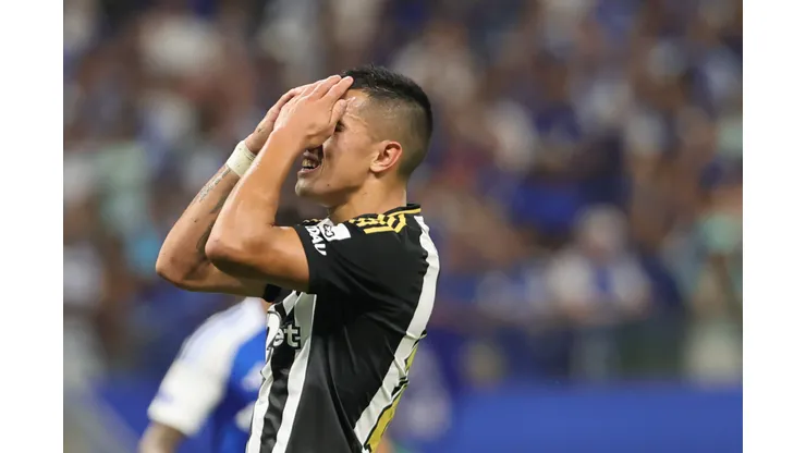 MG - BELO HORIZONTE - 11/09/2025 - COPA DO BRASIL 2025, CRUZEIRO X ATLETICO-MG - Cuello jogador do Atletico-MG lamenta durante partida contra o Cruzeiro no estadio Mineirao pelo campeonato Copa Do Brasil 2025. Foto: Gilson Lobo/AGIF