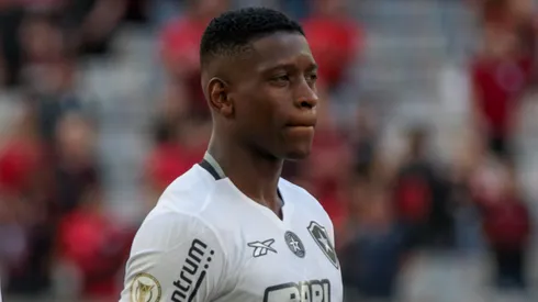 PR – CURITIBA – 05/10/2024 – BRASILEIRO A 2024, ATHLETICO-PR X BOTAFOGO – Luiz Henrique jogador do Botafogo durante execucao do hino nacional antes da partida contra o Athletico-PR no estadio Arena da Baixada pelo campeonato Brasileiro A 2024. Foto: Robson Mafra/AGIF