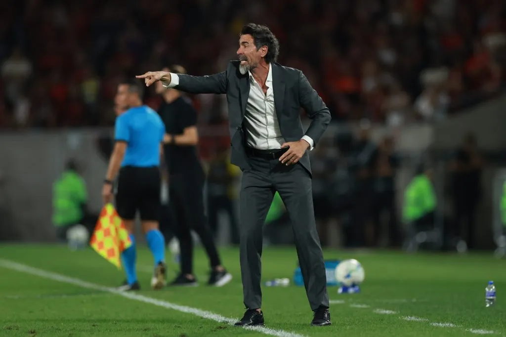 Eduardo Domínguez na beira do campo em Flamengo x Estudiantes. Foto: Buda Mendes/Getty Images