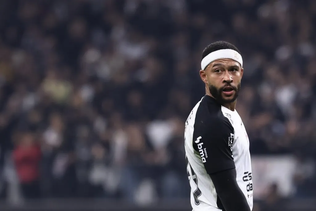 Memphis Depay durante partida contra o Cruzeiro no Campeonato Brasileiro de 2025. Foto: Marcello Zambrana/AGIF