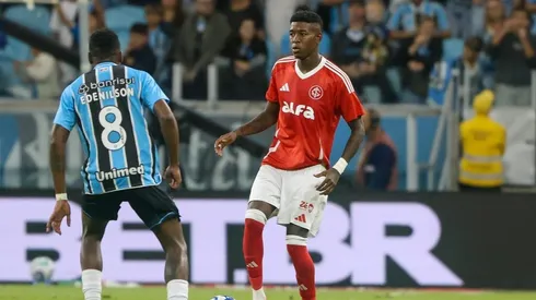 Vitão, do Internacional, e Edenilson, do Grêmio, disputam jogada. (Foto: Ricardo Duarte/Internacional)
