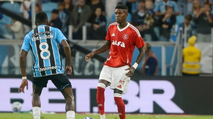 Vitão, do Internacional, e Edenilson, do Grêmio, disputam jogada. (Foto: Ricardo Duarte/Internacional)