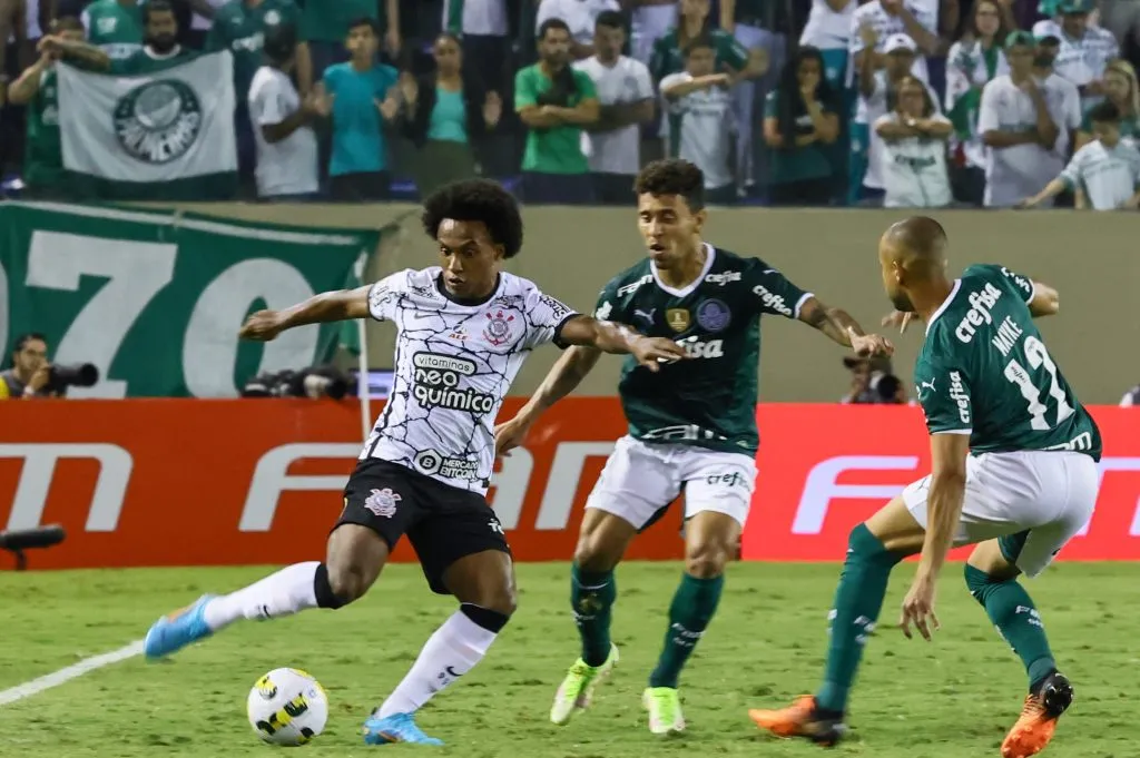 SP – Barueri – 23/04/2022 – BRASILEIRO A 2022, PALMEIRAS X CORINTHIANS – Willian jogador do Palmeiras disputa lance com Marcos Rocha jogador do Corinthians durante partida no estadio Arena Barueri pelo campeonato Brasileiro A 2022. Foto: Marcello Zambrana/AGIF