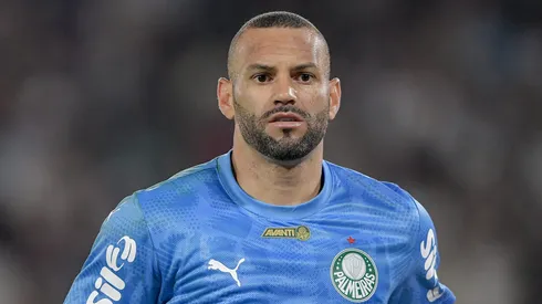Weverton durante confronto contra o Fluminense no Campeonato Brasileiro de 2025.