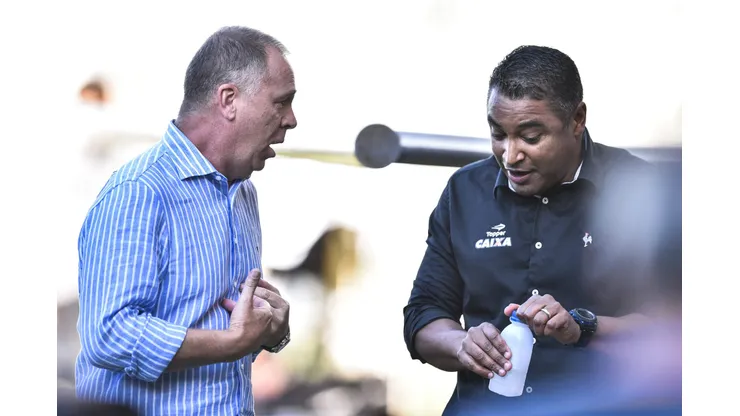 BELO HORIZONTE, BRAZIL - JULY 2: Roger Machado coach of Atletico MG and Mano Menezes coach of Cruzeiro during a match between Atletico MG and Cruzeiro as part of Brasileirao Series A 2017 at Independencia stadium on July 2, 2017 in Belo Horizonte, Brazil. (Photo by Pedro Vilela/Getty Images)