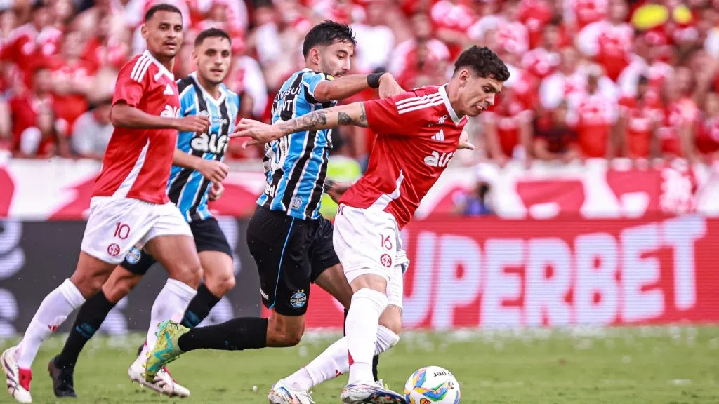Internacional x Grêmio se enfrentam pelo Brasileirão. Foto: Maxi Franzoi/AGIF