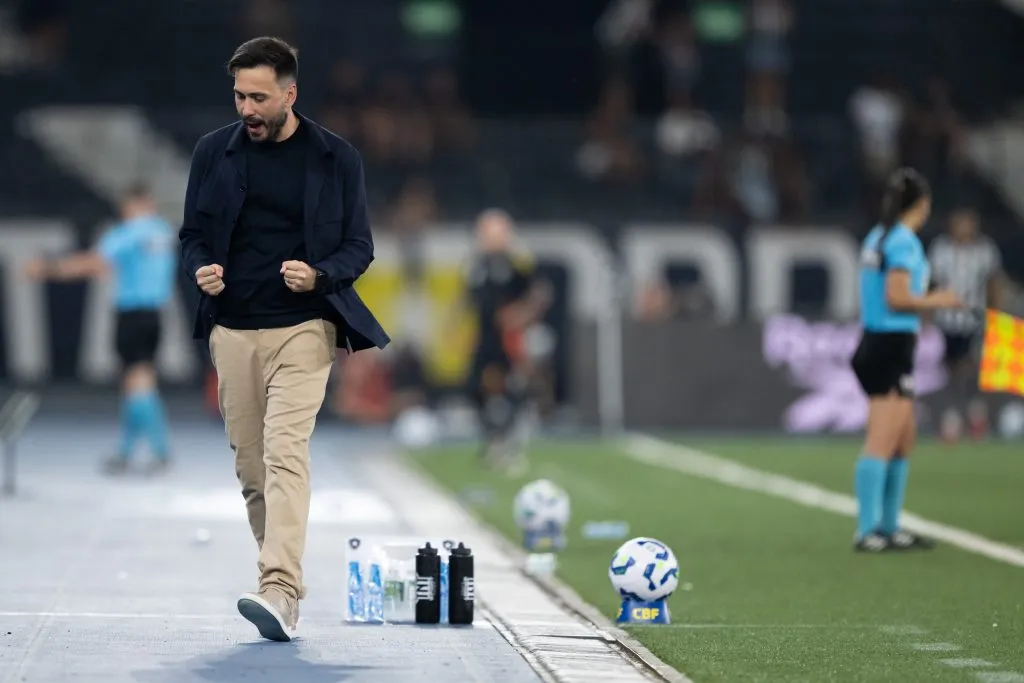 Davide Ancelotti tecnico do Botafogo durante partida contra o Atletico-MG no estadio Engenhao pelo campeonato Brasileiro A 2025. Foto: Jorge Rodrigues/AGIF