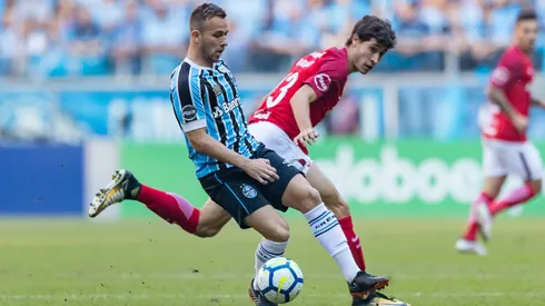 RS – Porto Alegre – 12/05/2018 – Brasileiro A 2018, Gremio x Internacional – Rodrigo Dourado do Internacional disputa lance com Arthur do Gremio durante partida no estadio Arena do Gremio pelo campeonato Brasileiro A 2018. Foto: Jeferson Guareze/AGIF