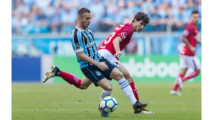 RS - Porto Alegre - 12/05/2018 - Brasileiro A 2018, Gremio x Internacional - Rodrigo Dourado do Internacional disputa lance com Arthur do Gremio durante partida no estadio Arena do Gremio pelo campeonato Brasileiro A 2018. Foto: Jeferson Guareze/AGIF