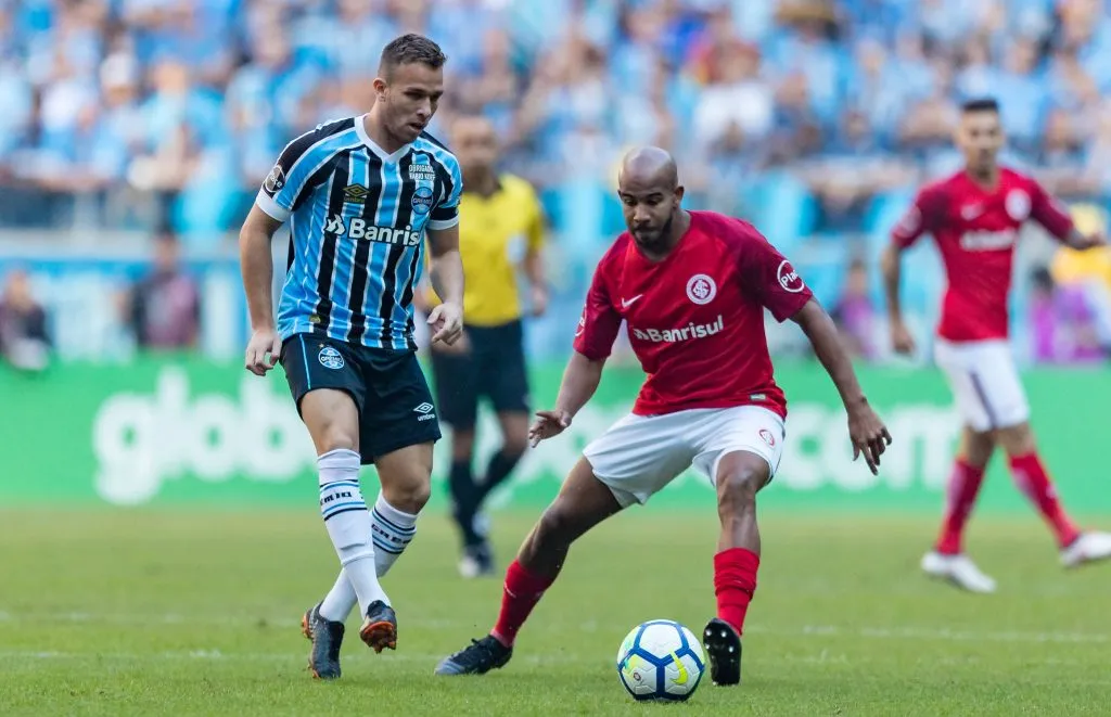 RS – Porto Alegre – 12/05/2018 – Brasileiro A 2018, Gremio x Internacional – Patrick do Internacional disputa lance com Arthur do Gremio durante partida no estadio Arena do Gremio pelo campeonato Brasileiro A 2018. Foto: Jeferson Guareze/AGIF