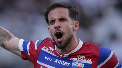 Lucas Sasha durante confronto contra o Corinthians no Brasileirão 2025.